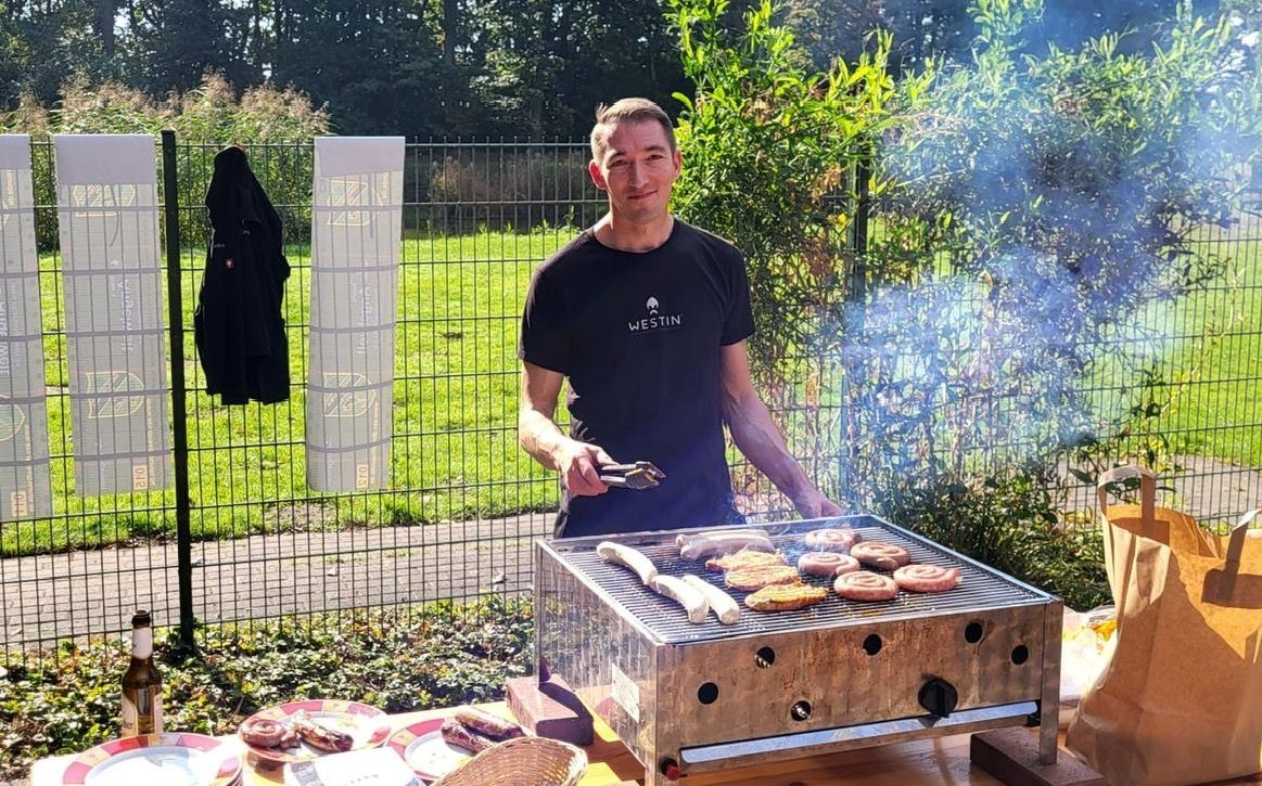 Sebastian Ritter am Grillstand